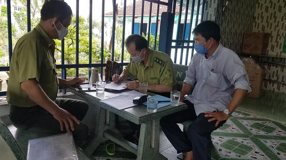 Ông Cảnh bàn giao con khỉ cho kiểm lâm. Ảnh: NT Ông Cảnh bàn giao con khỉ cho kiểm lâm. Ảnh: NT