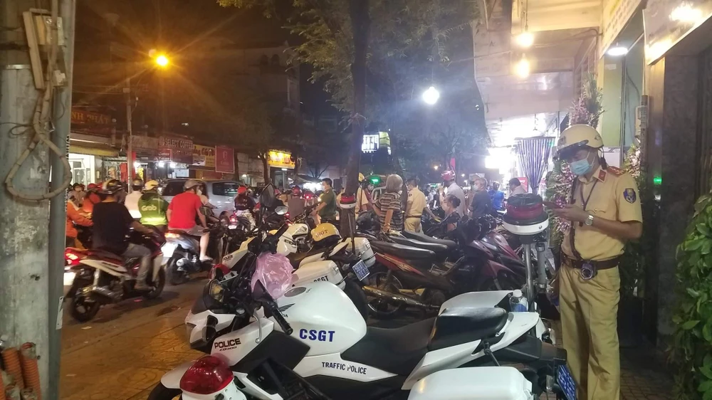 Tổ CSGT Công an quận Tân Bình phát hiện nam thanh niên không đội nón bảo hiểm nên kiểm tra. Ảnh: HT