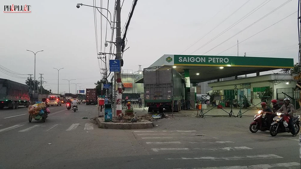 Chiếc xe tải đã băng qua giao lộ trước khi tông trúng cây xăng. Ảnh: HT