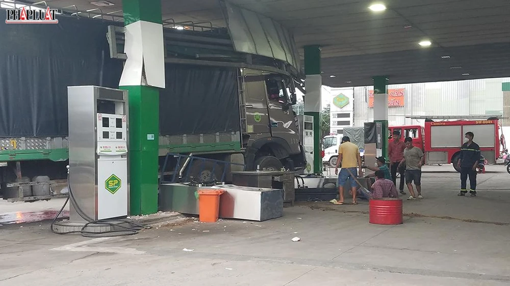 Hai trụ bơm xăng bị xe tải tông gãy ngang. Ảnh: HT