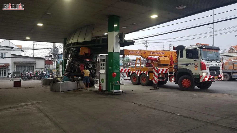 Xe cứu hộ được huy động tới xử lý hiện trường sau sự cố. Ảnh: HT