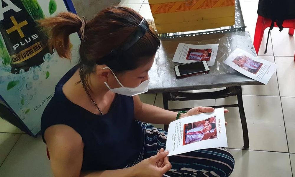 Hiện vợ chồng chị Dung vẫn đang tìm mọi cách để tìm con trai. Ảnh: NT