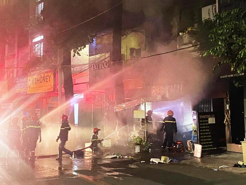 Cảnh sát PCCC thuộc hai đơn vị nhanh chóng có mặt khống chế đám cháy lúc rạng sáng. Ảnh: CA