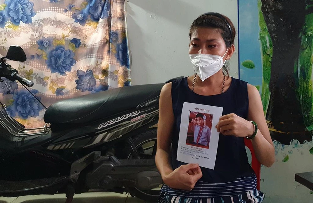 Chị Dung cho biết, con trai rời nhà đi từ ngày 28-3 đến nay không có một tin tức nào. Ảnh: NT