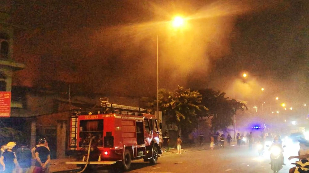 Đến khuya cùng ngày, lực lượng chức năng vẫn đang túc trực, dập lửa. Ảnh: HT