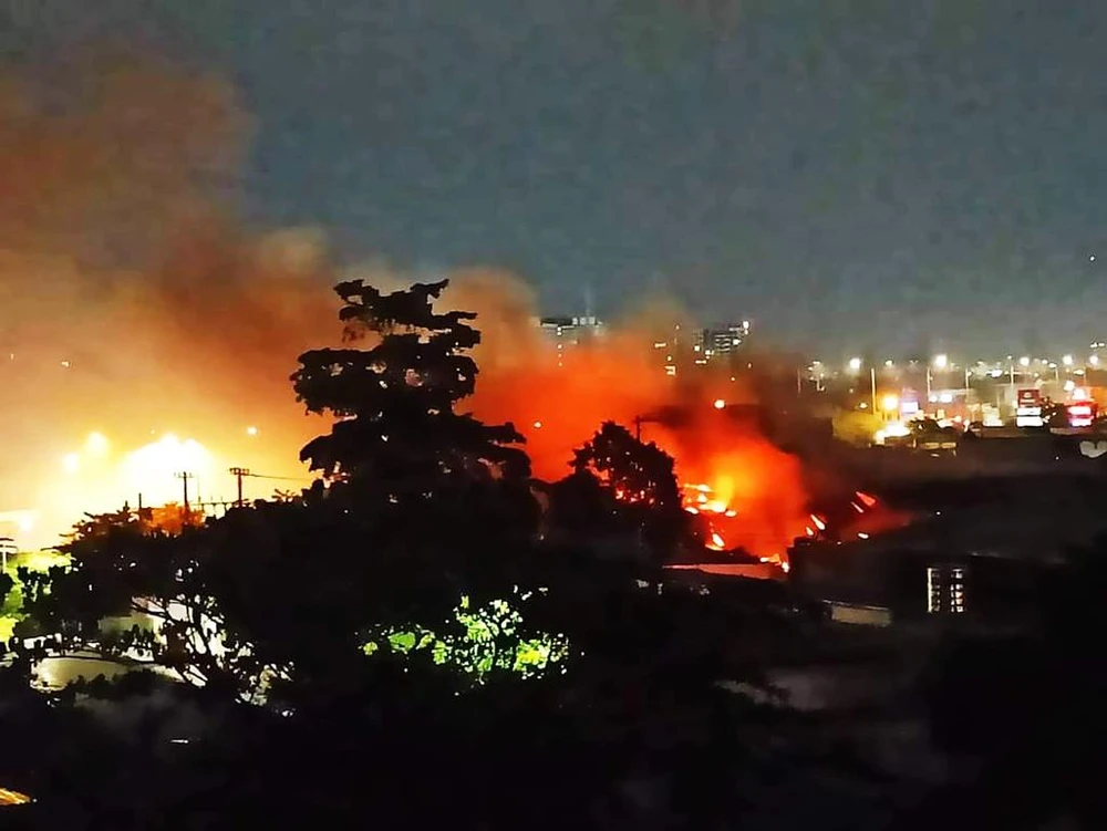 Lửa lớn lan rộng ở xưởng gỗ ven quốc lộ 1 trong đêm. Ảnh: HT