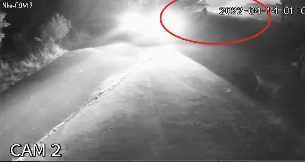 Nhóm người đi xe ô tô bắn trộm chó ở Củ Chi hôm 14-4. Ảnh chụp từ clip