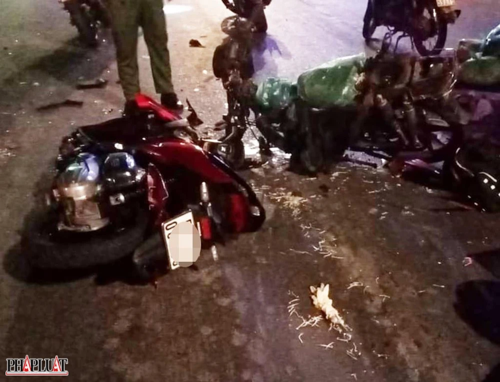 Chiếc xe máy hư hỏng nặng, cô gái tử vong sau tai nạn. Ảnh: HT Chiếc xe máy hư hỏng nặng, cô gái tử vong sau tai nạn. Ảnh: HT