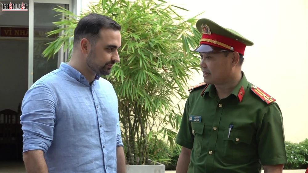 Nam du khách gửi lời cảm ơn đến đại diện Công an TP.HCM là thượng tá Trần Văn Hiếu, Trưởng Phòng PC02 đã nhanh chóng phá án, tìm lại được tài sản. Ảnh: CA