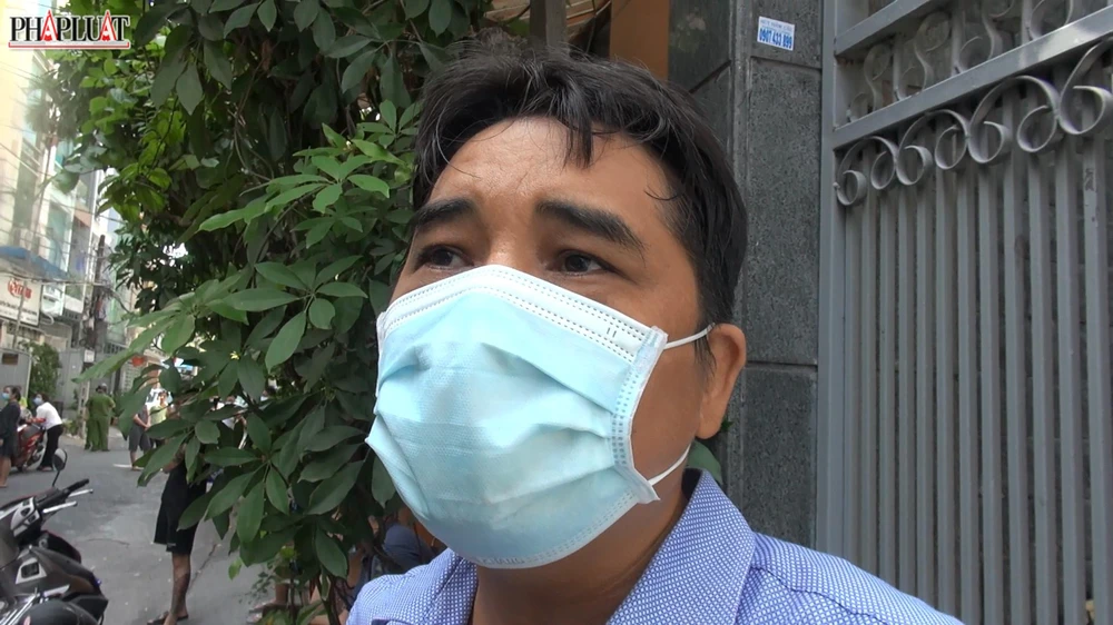 Anh Bình cho biết, thời điểm này nhiều người mắc kẹt, anh đã cùng cư dân khu vực cứu bốn người thoát ra ngoài an toàn. Ảnh: NT Anh Bình cho biết, thời điểm này nhiều người mắc kẹt, anh đã cùng cư dân khu vực cứu bốn người thoát ra ngoài an toàn. Ảnh: NT