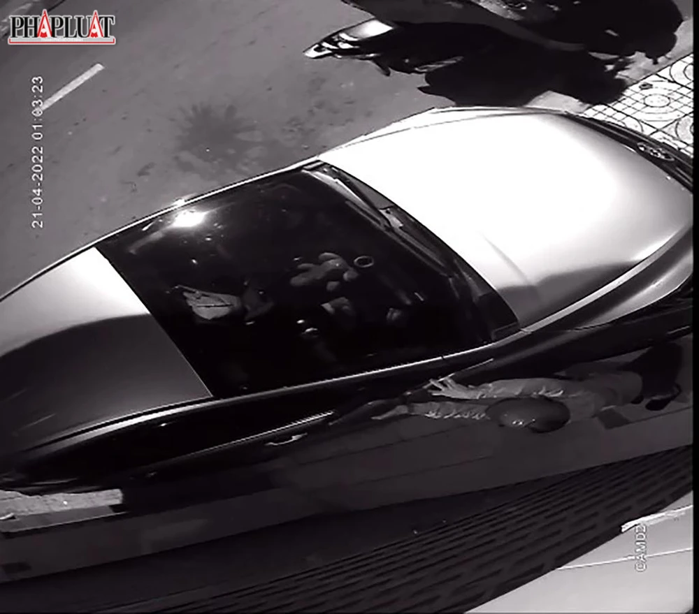 Người đàn ông tiếp cận, bẻ gãy gương chiếu hậu chiếc xe trong vài giây. Ảnh chụp từ clip Người đàn ông tiếp cận, bẻ gãy gương chiếu hậu chiếc xe trong vài giây. Ảnh chụp từ clip