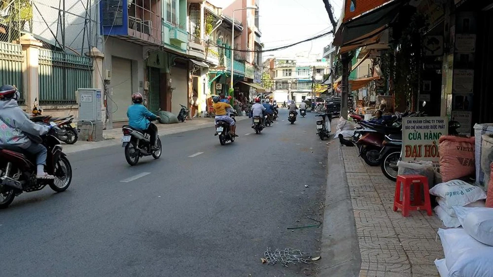 Khu vực xảy ra vụ trộm bẻ kính xe ngay phía sau trụ sở Công an quận 5. Ảnh: NT Khu vực xảy ra vụ trộm bẻ kính xe ngay phía sau trụ sở Công an quận 5. Ảnh: NT