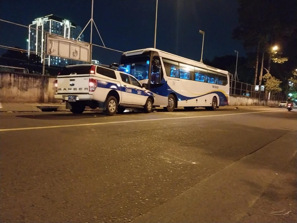 Xe cảnh sát tông trúng xe khách đang dừng đỗ trên đường. Ảnh: NY