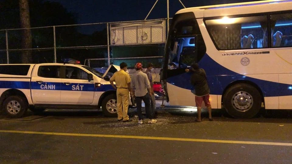 Lực lượng chức năng có mặt khám nghiệm, xử lý hiện trường. Ảnh: NY