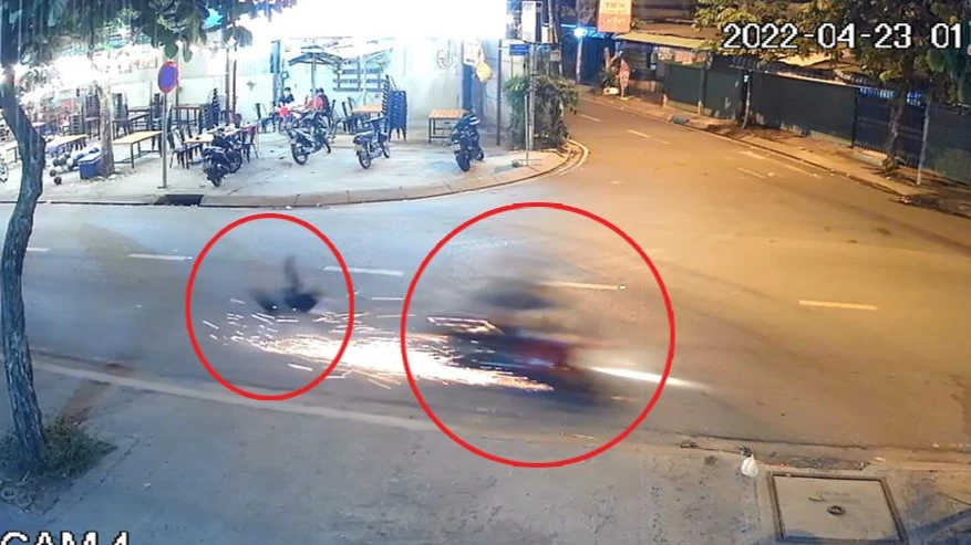 Cú tông mạnh khiến bé trai bị hất tung lên trời và văng xa khoảng sáu mét. Ảnh chụp từ clip Cú tông mạnh khiến bé trai bị hất tung lên trời và văng xa khoảng sáu mét. Ảnh chụp từ clip