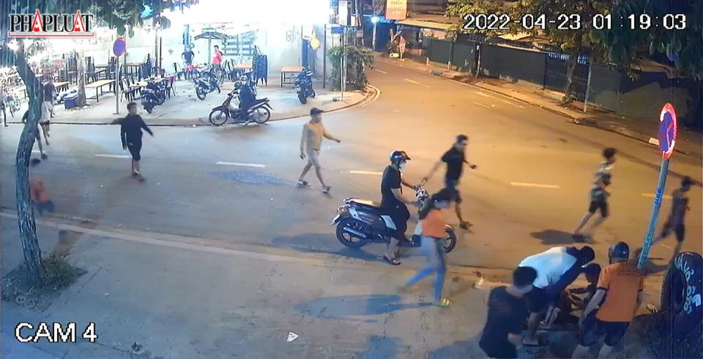 Nhiều người dân xung quanh cũng chạy tới tìm cách giúp đỡ. Ảnh chụp từ clip Nhiều người dân xung quanh cũng chạy tới tìm cách giúp đỡ. Ảnh chụp từ clip