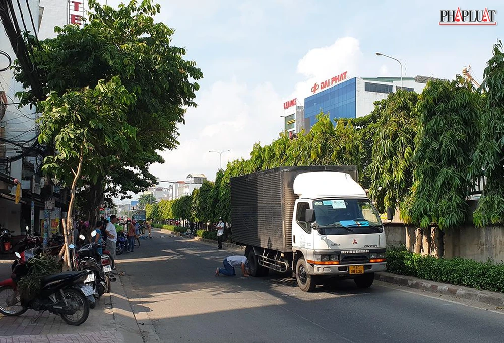 Lực lượng chức năng sau đó có mặt khám nghiệm hiện trường, điều tra. Ảnh: NT