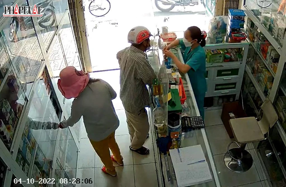 Hình ảnh người đàn ông và người phụ nữ trộm thuốc tại quận Gò Vấp. Ảnh chụp từ clip
