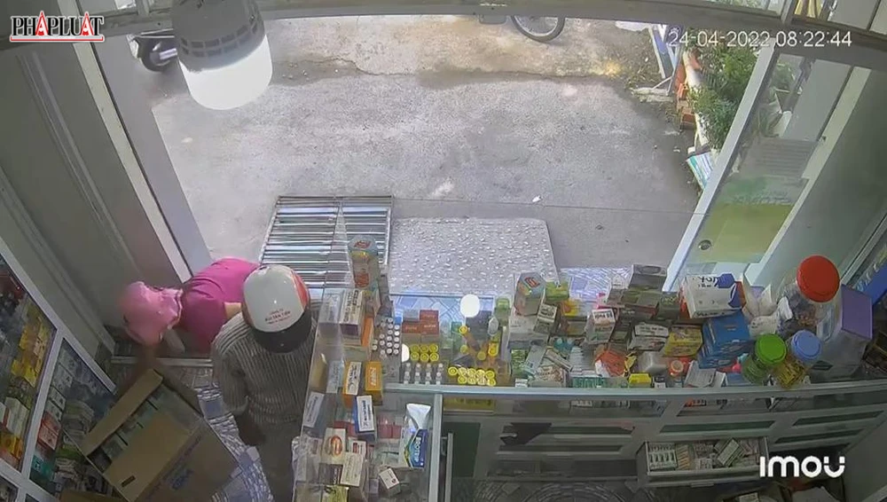 Nhân dạng, trang phục của người phụ nữ và người đàn ông giống hệt trong vụ việc ở quận Gò Vấp. Ảnh chụp từ clip