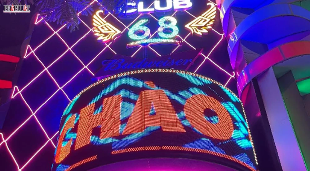 Công an quận Tân Phú ập vào kiểm tra hành chính quán Bar Club 68 rạng sáng ngày 25-4. Ảnh: CA