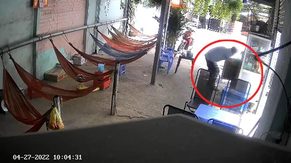 Người đàn ông lẻn tới tủ lục tìm tài sản khi chủ vắng mặt. Ảnh chụp từ clip