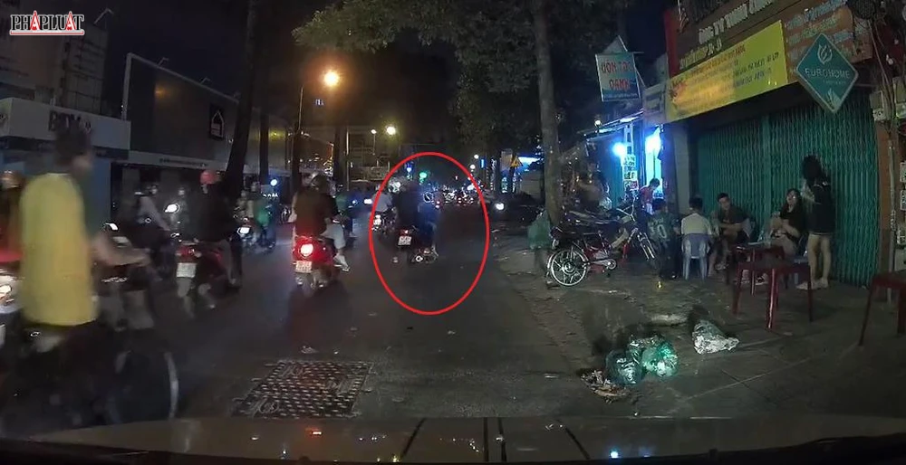 Trước đó, người đàn ông xin "đểu" này ngồi sau xe của một thanh niên chở chạy trên đường Tô Hiến Thành. Ảnh chụp từ clip