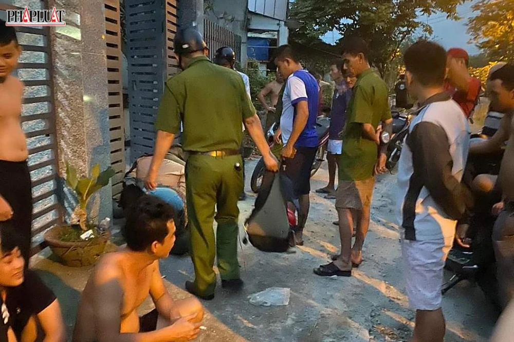 Công an xã Hòa Phú sau đó đến hiện trường, đưa tang vật cùng hai thanh niên về trụ sở để làm rõ. Ảnh: NT