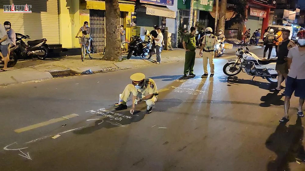 Công an khám nghiệm hiện trường hôm 27-4. Ảnh: NT Công an khám nghiệm hiện trường hôm 27-4. Ảnh: NT