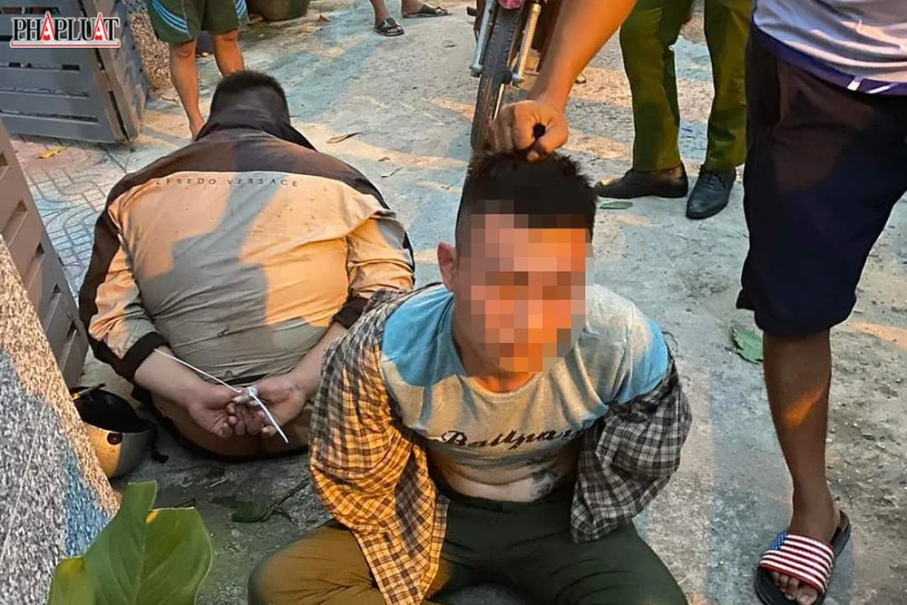 Hai thanh niên nghi trộm chó bị người dân vây bắt trên địa bàn huyện Củ Chi, TP.HCM. Ảnh: NT