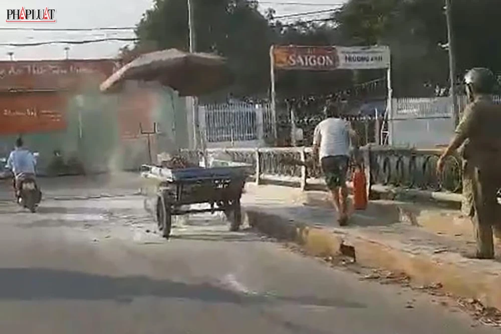 Lực lượng tại chỗ đã huy động phương tiện dập tắt đám cháy. Ảnh: NT