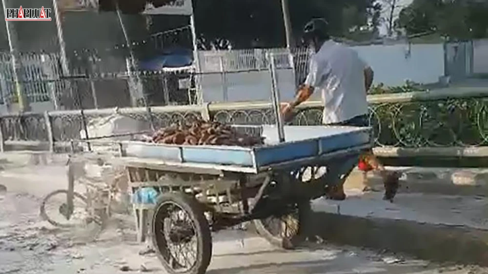 Người đàn ông chạy xe ba gác lôi bán rau củ đã phóng hỏa, đốt phương tiện mưu sinh của mình khi gặp lực lượng trật tự đô thị. Ảnh: NT