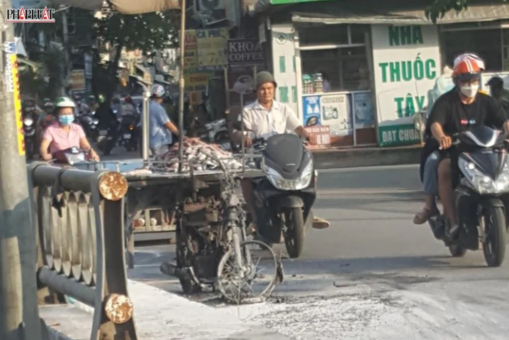 Chiếc xe ba gác lôi tự chế bị cháy trơ khung sắt. Ảnh: NT