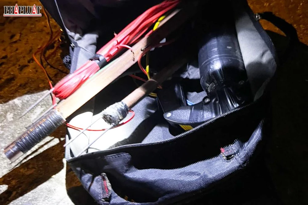 Hai người này mang theo súng bắn điện tự chế. Ảnh: NT