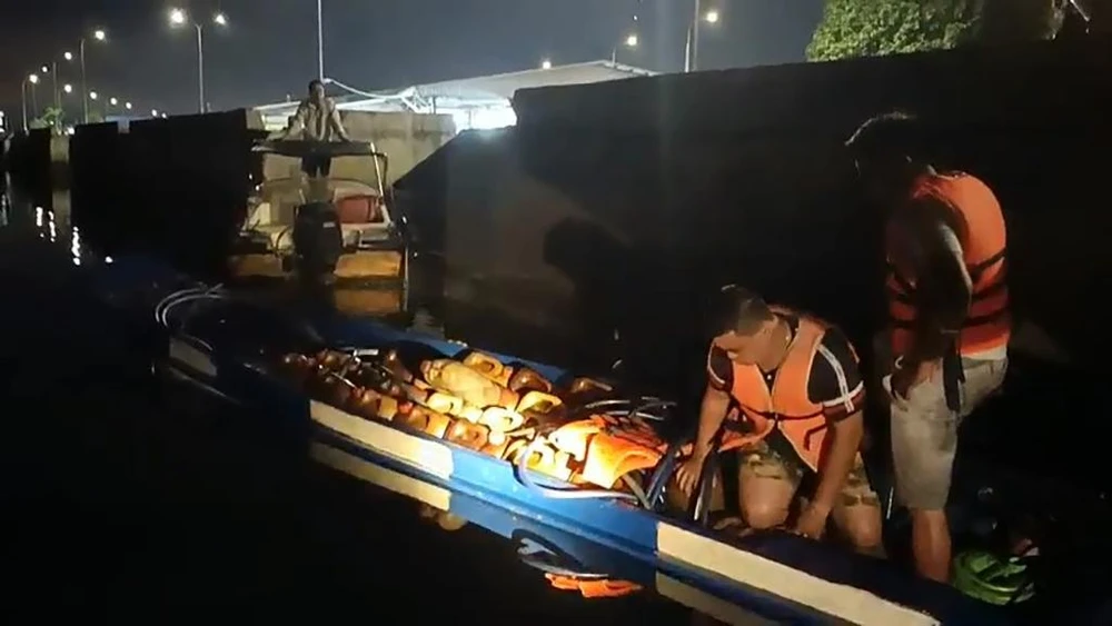 Công an thu giữ lượng lớn dầu D.O trên chiếc vỏ lãi. Ảnh: CA