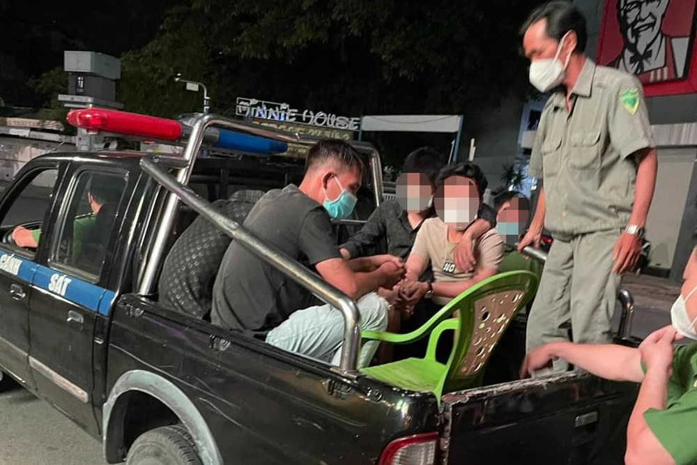 Nhiều người bị đưa về trụ sở công an để sàng lọc, xử lý. Ảnh: CA