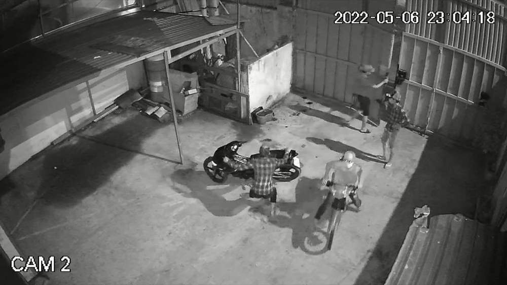Nhóm bốn thanh niên đột nhập vào trụ sở chi nhánh một công ty trên địa bàn xã Lê Minh Xuân để trộm. Ảnh: Chụp từ clip