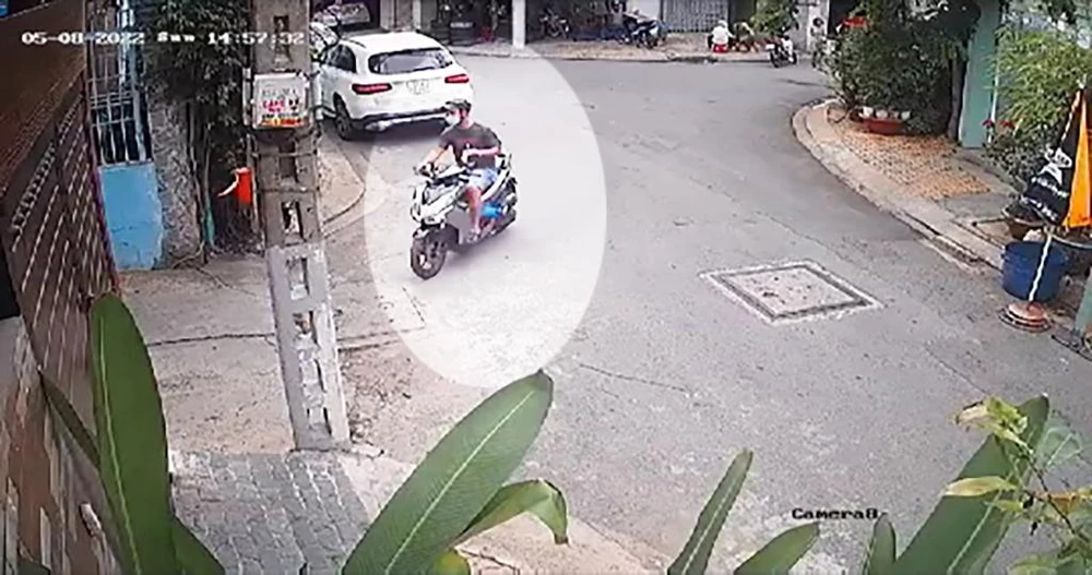 Người này sau đó tẩu thoát. Ảnh chụp từ clip