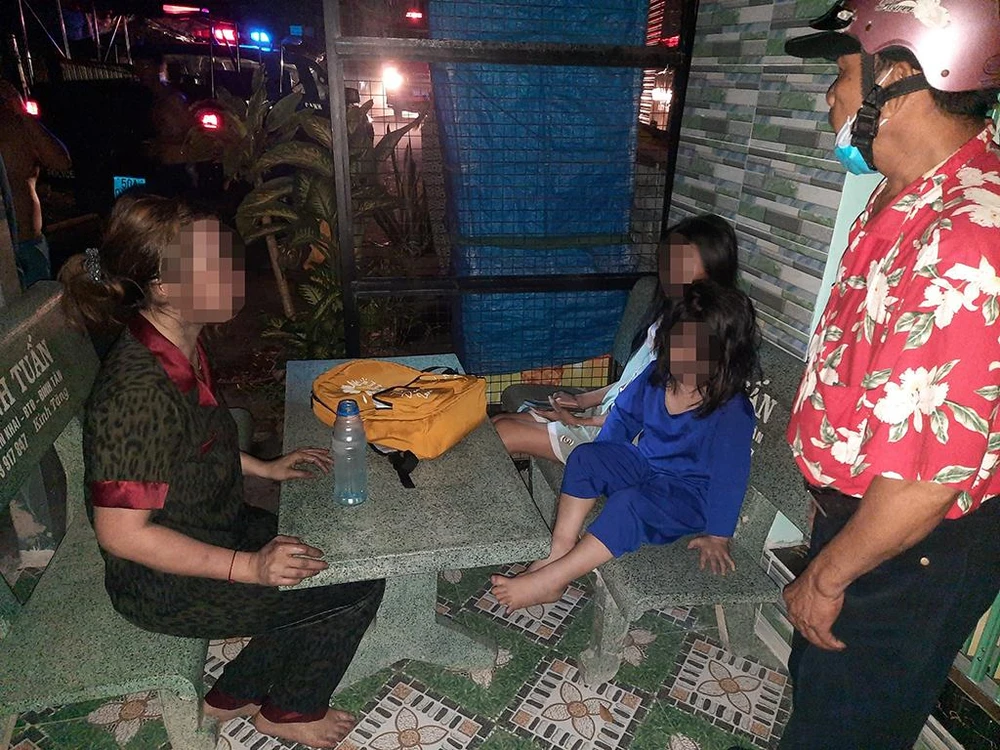 Ba mẹ con được giải cứu ra ngoài an toàn. Ảnh: CA