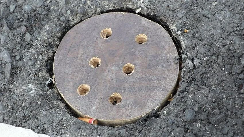 Các nắp này sau đó được thay thế tạm bằng nắp gỗ. Ảnh: ĐT