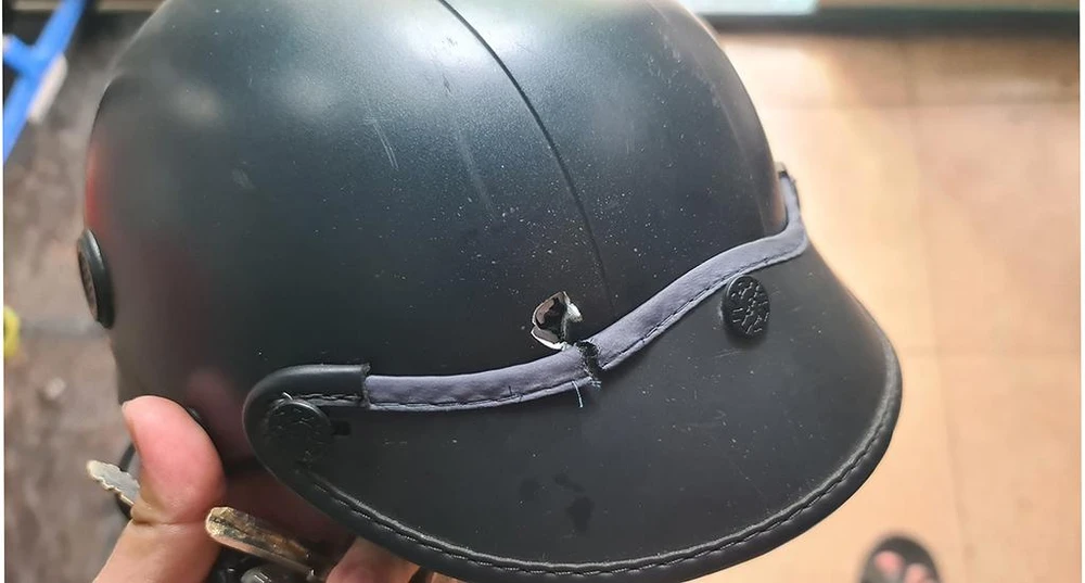 Chiếc nón bảo hiểm của anh K bị đâm xuyên. Ảnh: GĐCC