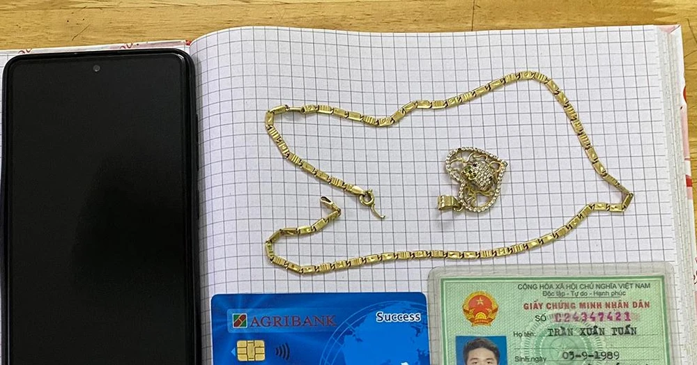 Sợi dây chuyền bị công an thu hồi. Ảnh: CA