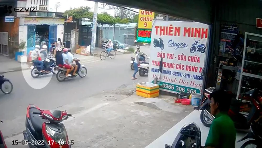 Hai thanh niên cướp giật dây chuyền bất thành nên dùng bình xịt hơi cay xịt những người có ý định truy đuổi. Ảnh chụp từ clip