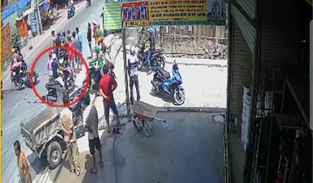 Người nam đứng quan sát hiện trường ông T gặp tai nạn. Ảnh chụp từ clip Người nam đứng quan sát hiện trường ông T gặp tai nạn. Ảnh chụp từ clip