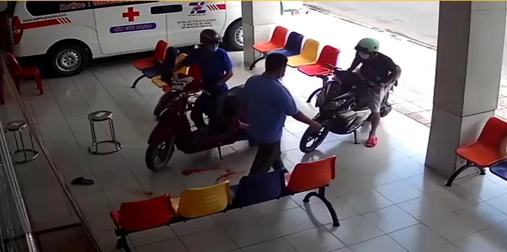 Người này sau đó rời đi. Ảnh chụp từ clip Người này sau đó rời đi. Ảnh chụp từ clip