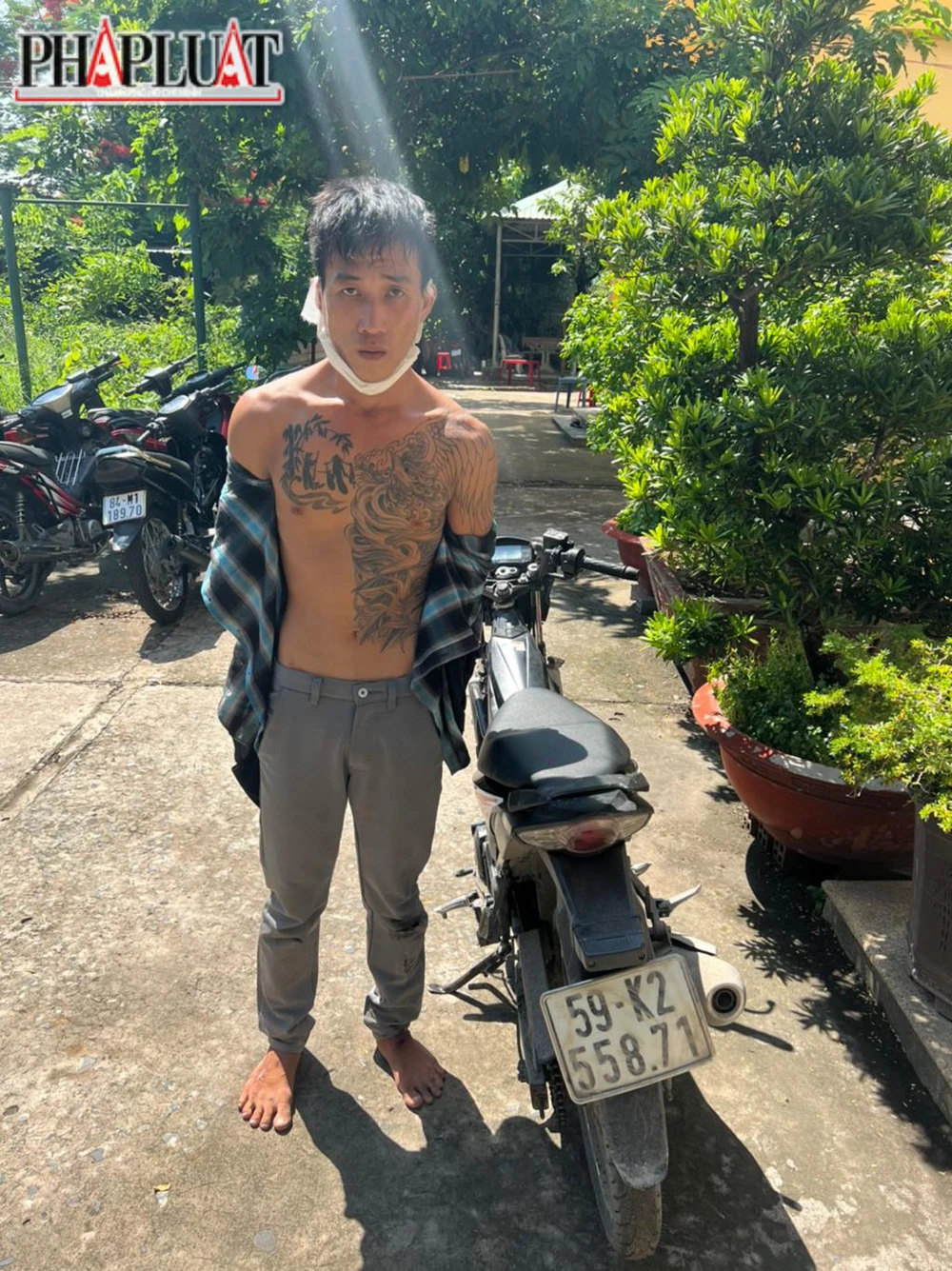 Khánh sau khi cướp giật điện thoại đã bị hình sự đặc nhiệm Công an quận Bình Tân bắt quả tang. Ảnh: CA