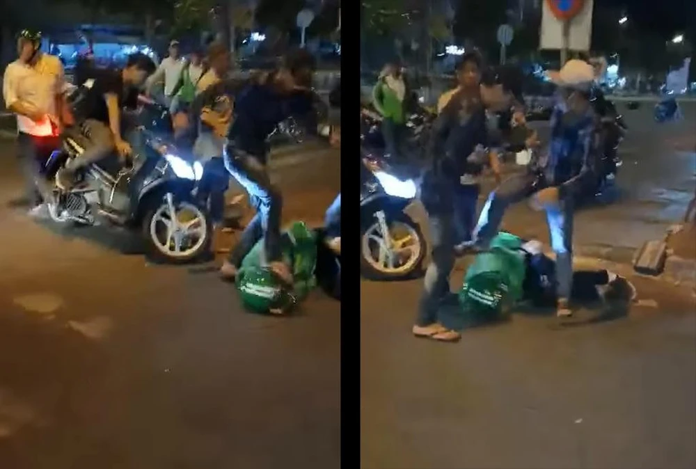 Hai người đàn ông liên tục dùng chân đạp, đá vào mặt anh H. Ảnh chụp từ clip