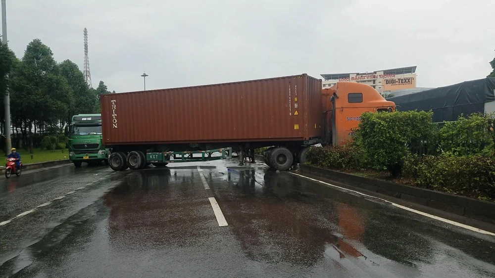 Chiếc xe chắn hết 1 chiều đường trên Quốc lộ 1. Ảnh: HT