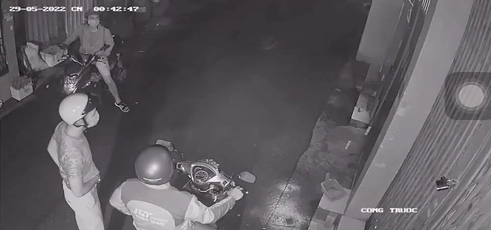 Nhóm trộm gồm ba thanh niên quan sát trước khi phá cửa. Ảnh chụp từ clip