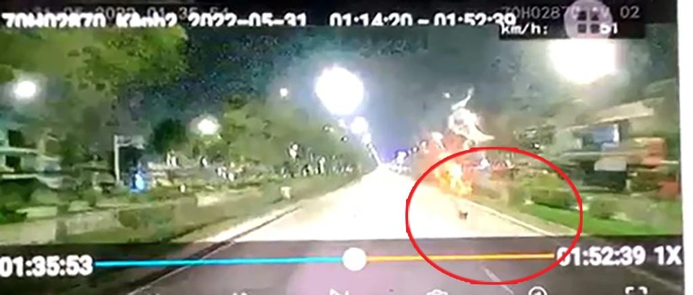 Người đàn ông đi bộ băng qua đường Trường Chinh được camera hành trình của xe container ghi lại. Ảnh chụp từ clip