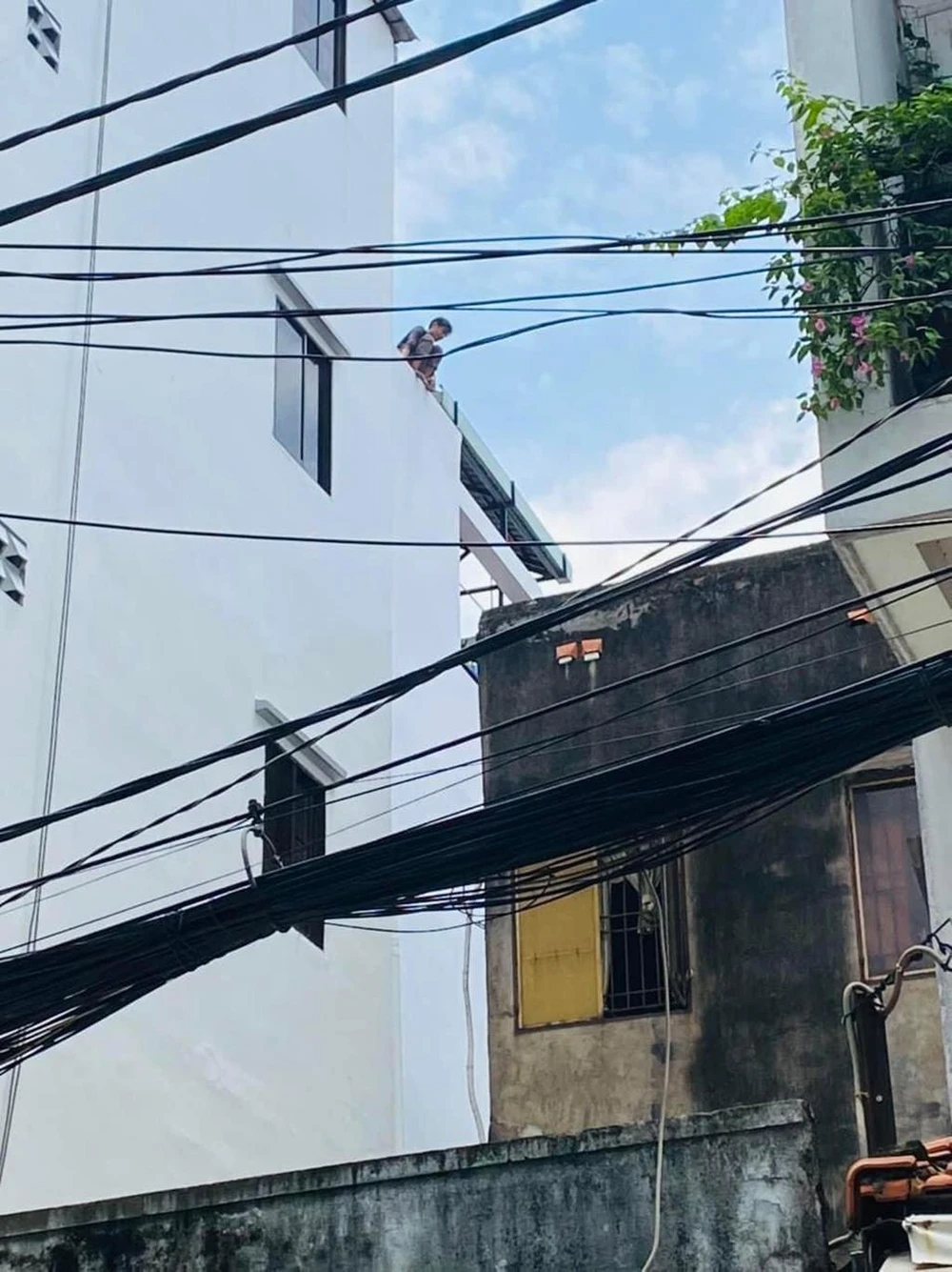 Người đàn ông cố thủ ở độ cao lớn khiến cảnh sát vất vả giải cứu. Ảnh: CA